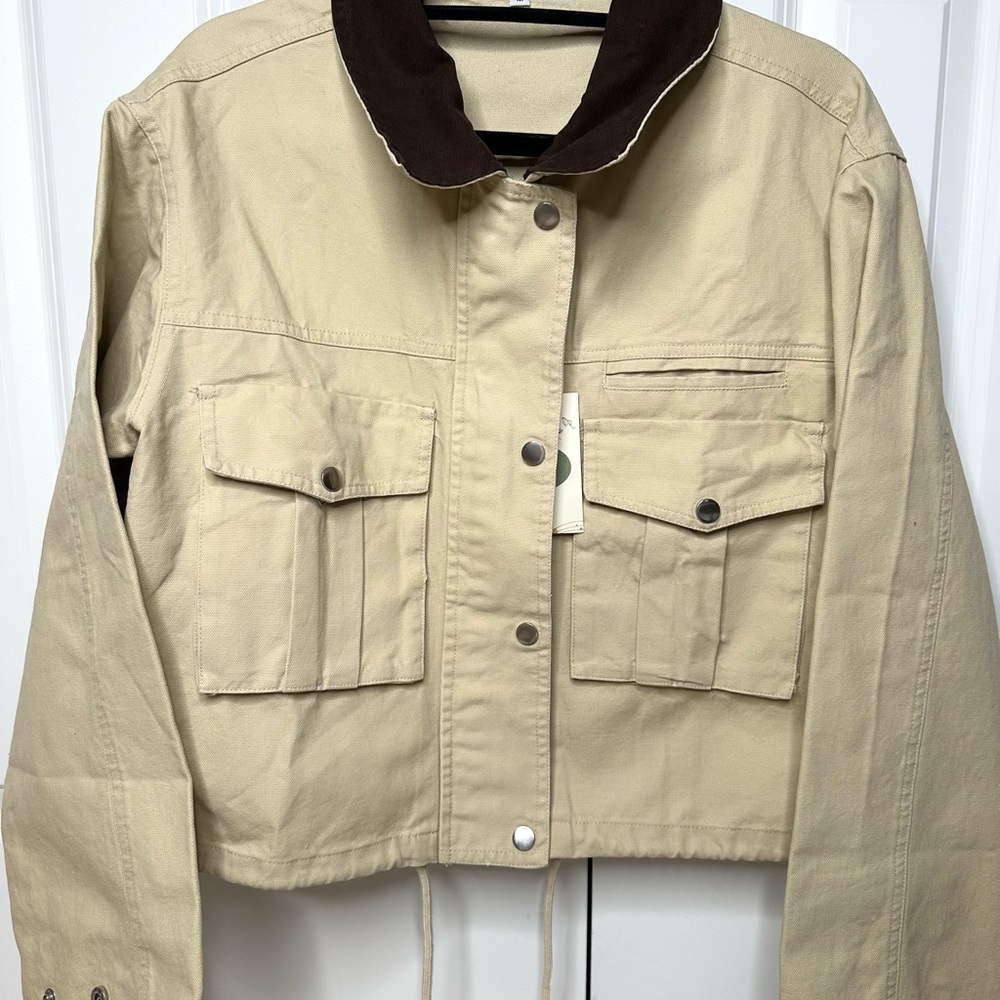 Women's Cropped Cargo Jacket with Brown Collar